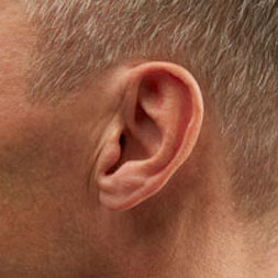 audifono IIC en oreja